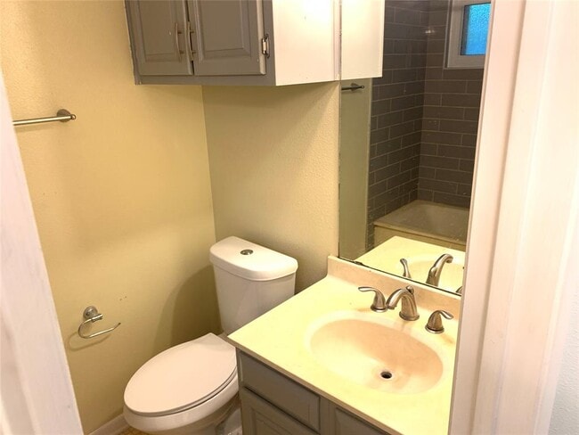 Building Photo - 11207 Hidden Bluff Dr