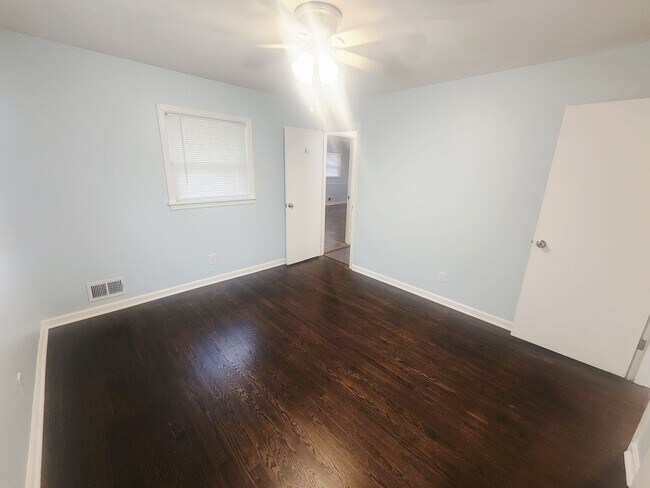 Building Photo - Beautiful 3 bedroom 2 full bath with garag...