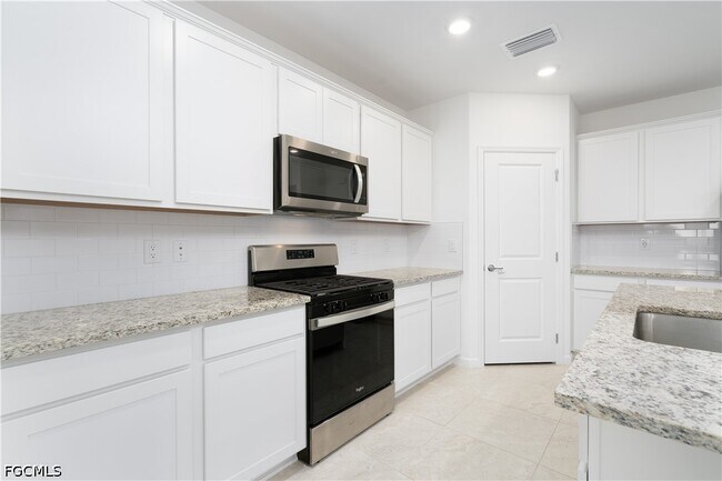Building Photo - 42428 Cascade Dr