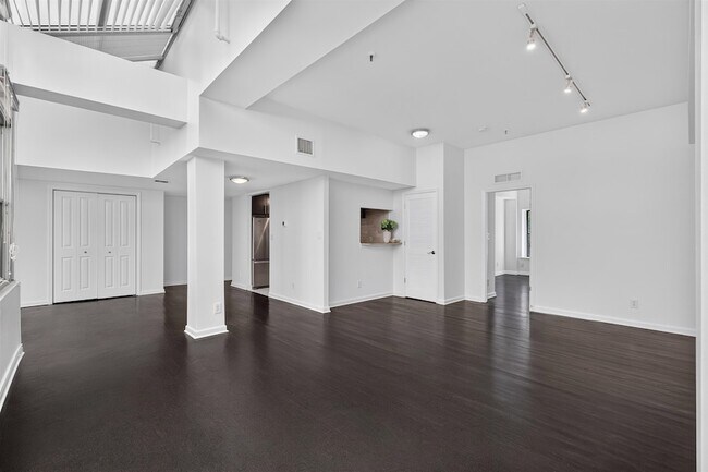 Building Photo - 357 Varick St
