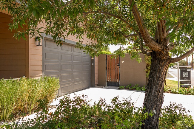 Building Photo - 3801 E Glenrosa Ave