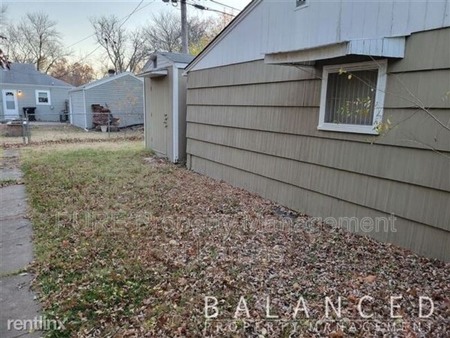 Building Photo - 5407 SW Huntoon St