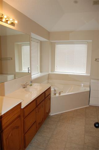 Building Photo - 1513 Tanglewood Dr