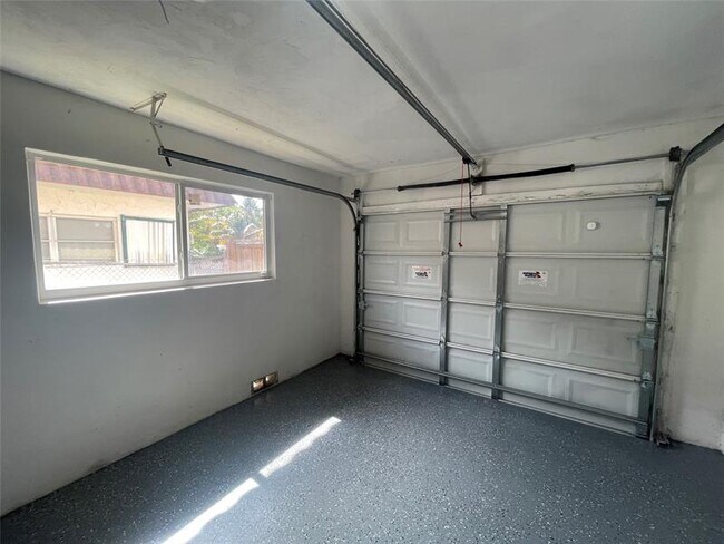 Building Photo - 7902 NW 70th Ct