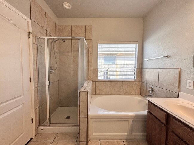 Building Photo - Beautiful One Story Home