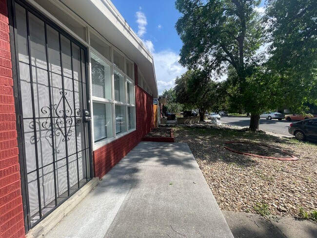 Building Photo - Charming 2 Bed, 1 Bath Duplex in Aurora