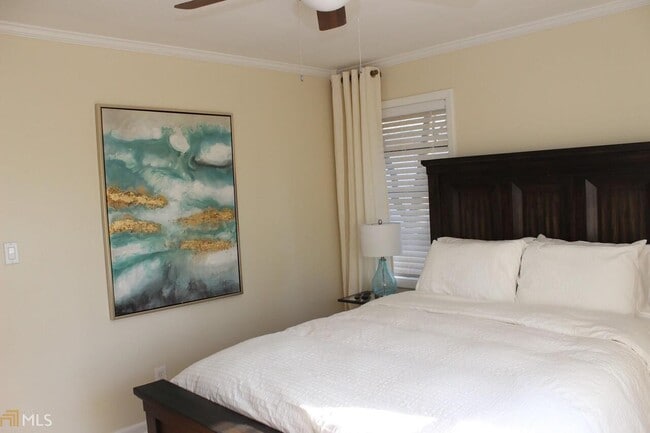 Building Photo - 1260 Woodland Ave NE