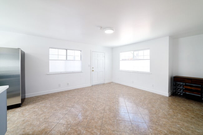 Building Photo - 2718 Alsace Ave