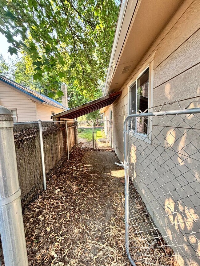 Building Photo - 10708 N Nelson Rd