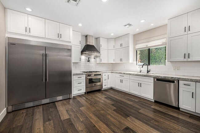 Building Photo - 3821 E Devonshire Ave