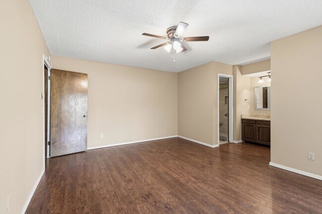 Building Photo - 7001/7003 S Indianapolis Ave Duplex