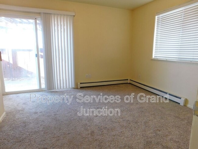 Building Photo - 393 Sunnyside Cir