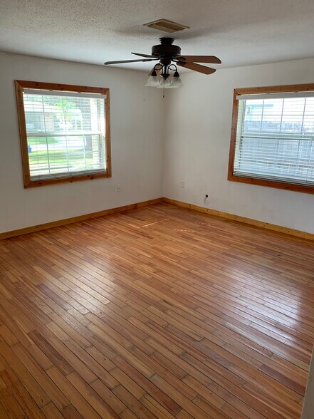 Living room&dinning room combo. hardwood floor. - 4911 23rd St W