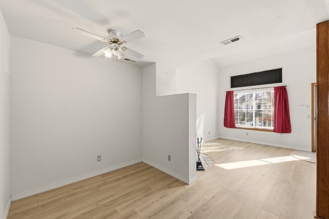 Building Photo - Open Concept Two Bed Two Bath Townhouse!