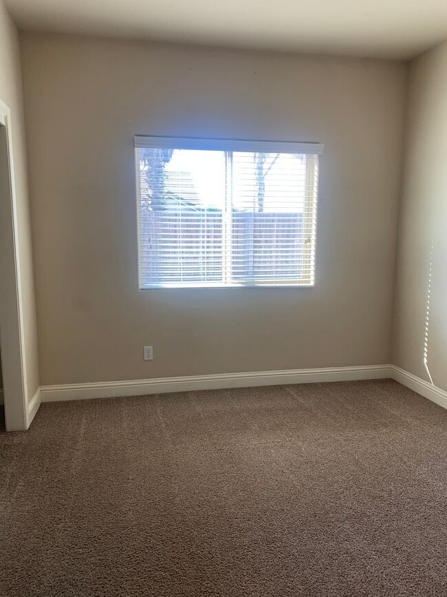 Building Photo - 3 BR 2 BA Available Now