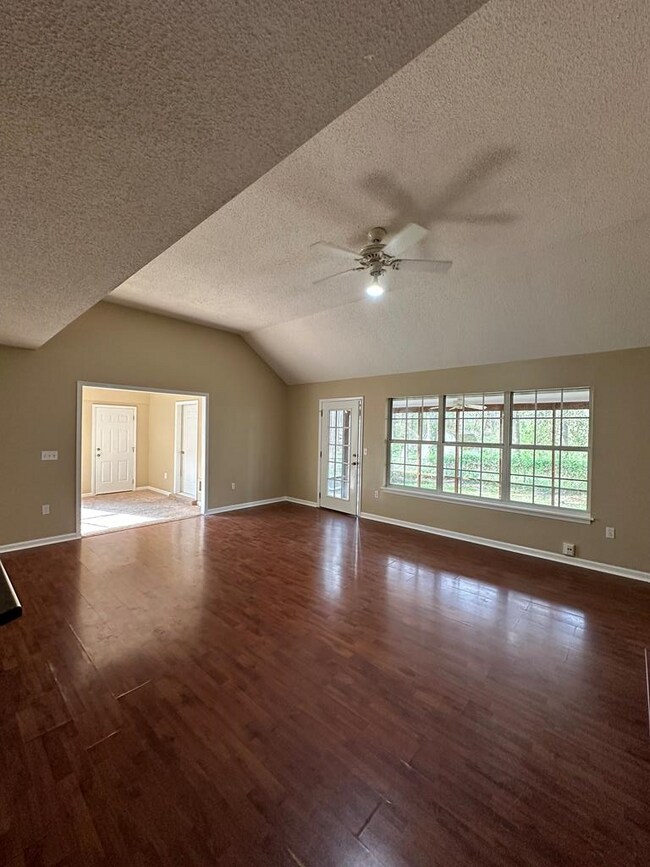 Building Photo - 910 Crawford Cir
