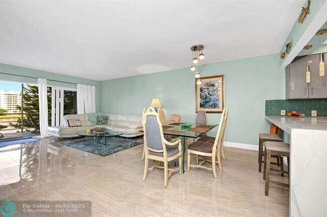 Building Photo - 2751 N Palm Aire Dr
