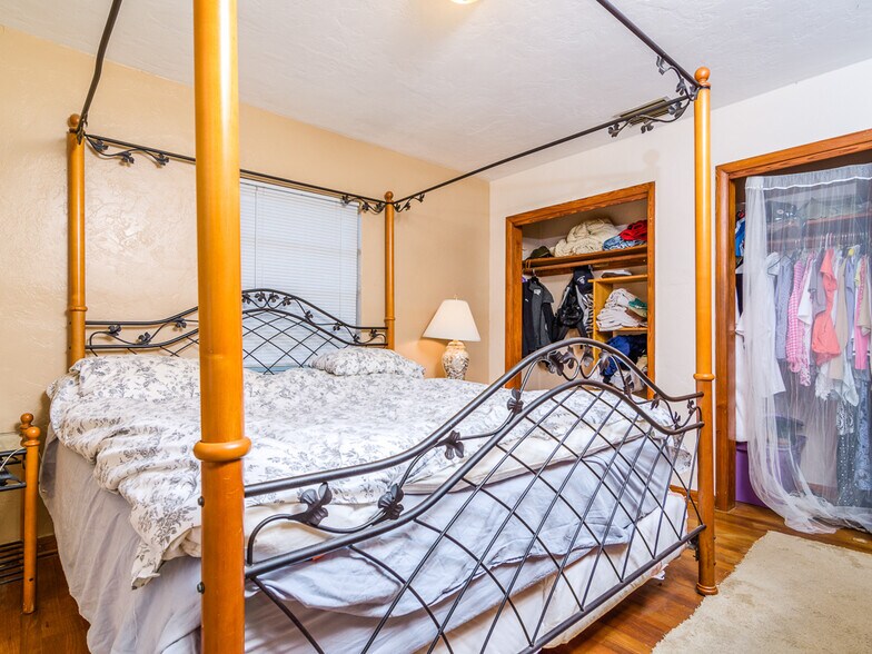 Building Photo - 3136 W EUCLID AVE N