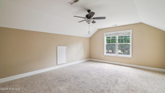 Building Photo - 110 Queens Cove Way