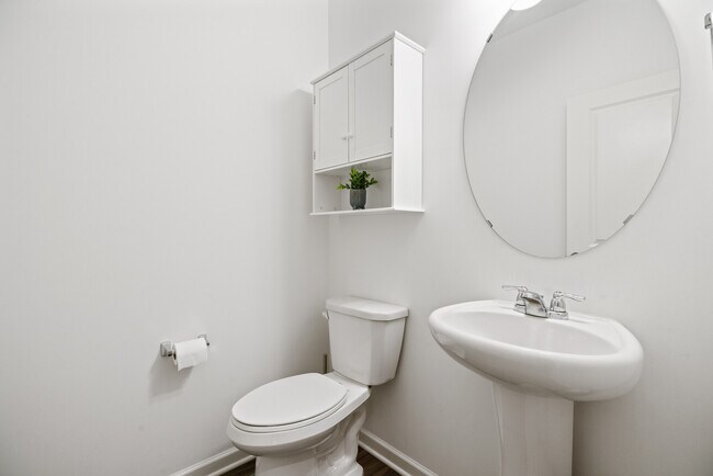 Building Photo - 657 Aster Rd