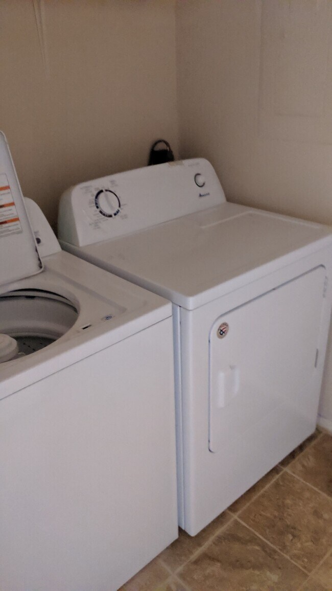 Building Photo - 20 Glenwood Dr