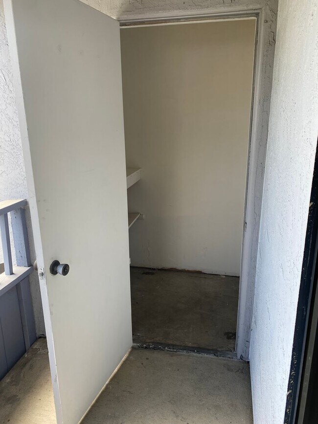 Building Photo - Move-In Special! Large 2BR Condo with GARAGE