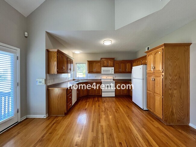 Building Photo - Wonderful Northland Home w/ Hardwood Floors and Plenty of Space!!