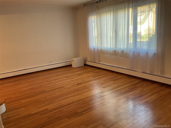 Building Photo - 4 Hitchcock Ln