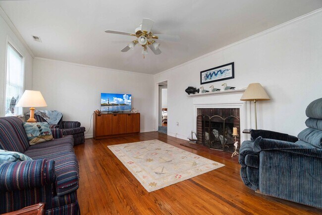 Building Photo - Waterfront, furnished home with a boat dock