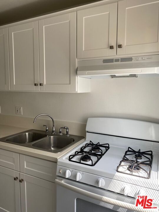 Building Photo - 2029 E 10th St