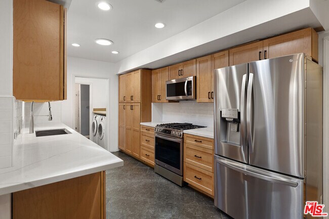 Building Photo - 826 Crestfield Dr