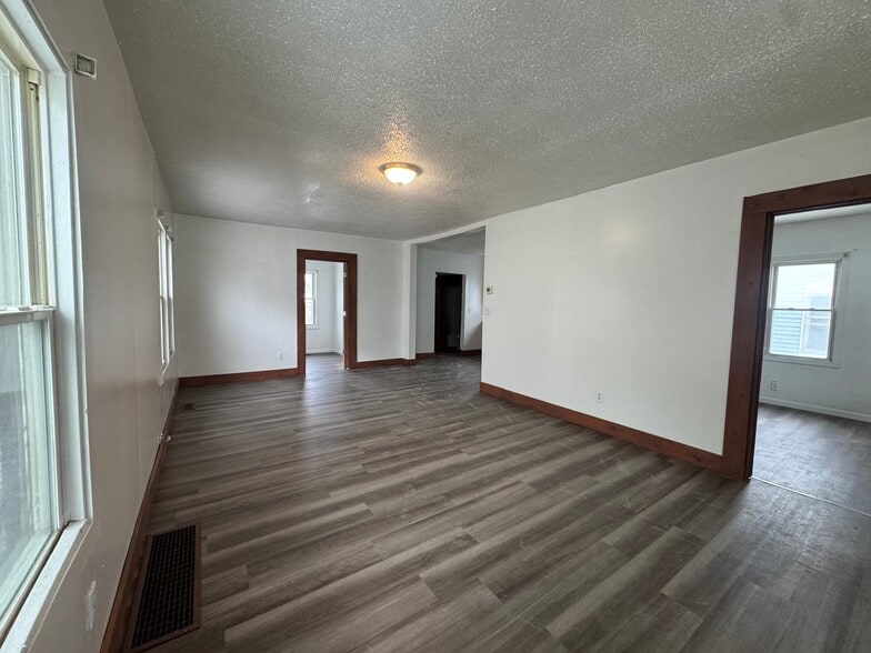 Building Photo - 1311 N Walnut Grove Ave