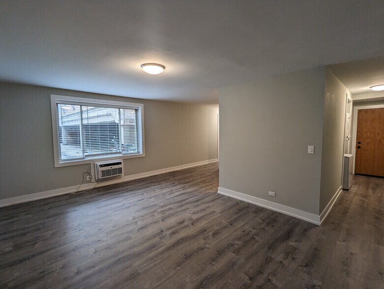 Building Photo - 542 W Surf St