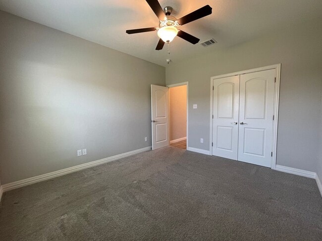 Building Photo - AVAILABLE NOW 3 BEDROOM 2 BATH WITH OFFICE...