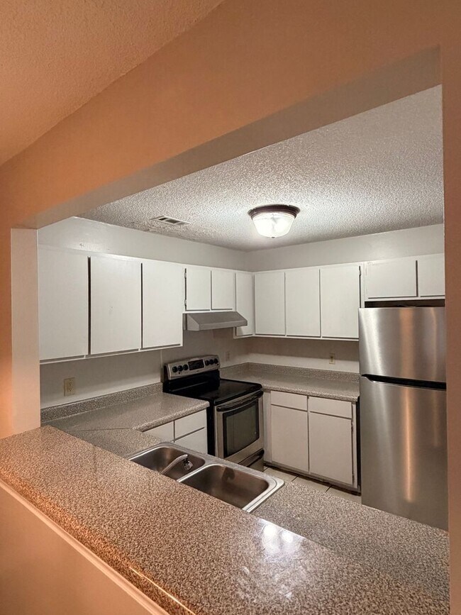 Building Photo - 910 Brett Dr