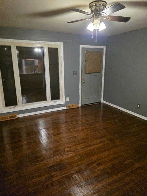 Building Photo - 528 Camrose Dr