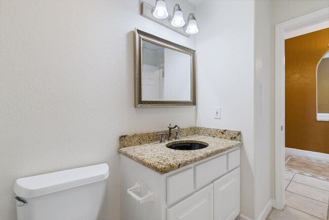 Building Photo - 208 Palm Cir