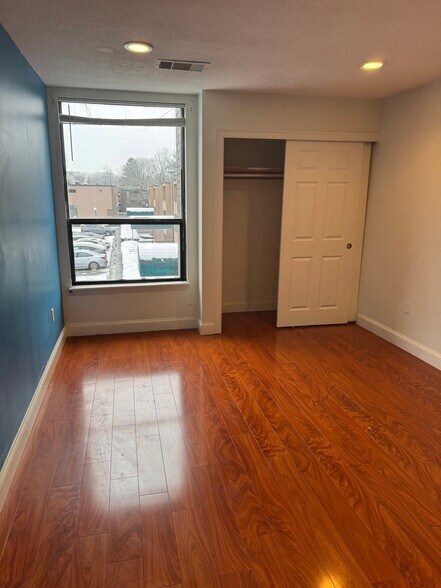 Building Photo - 16 Shrewsbury Green Dr