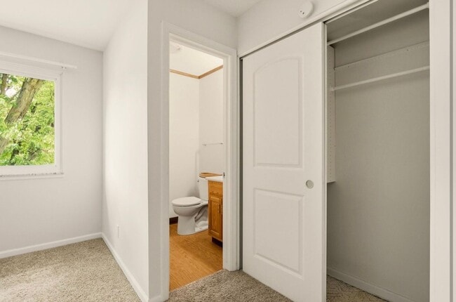 Building Photo - 2 Bedroom, 1.5 Bath Condo for Rent!