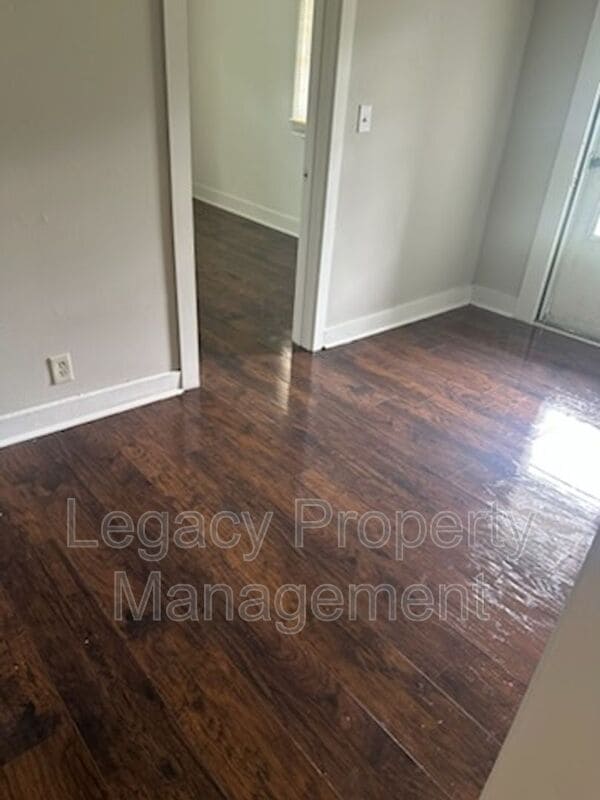 Building Photo - 1111 N Mebane St