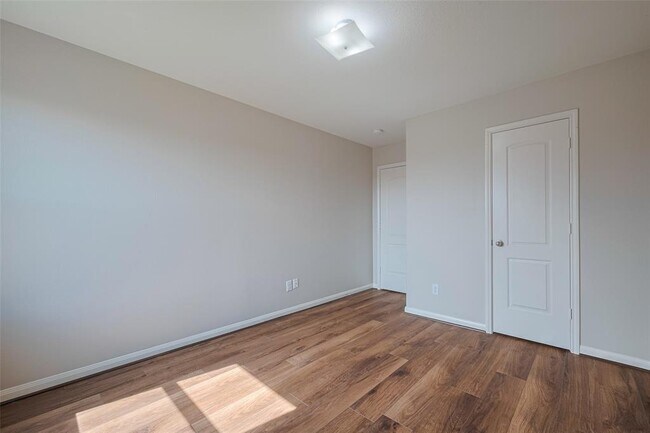 Building Photo - 5123 Oak Briar Ln