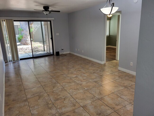 Building Photo - 2 Bed/2Bath Condo In University Heights! Available Oct 15th!