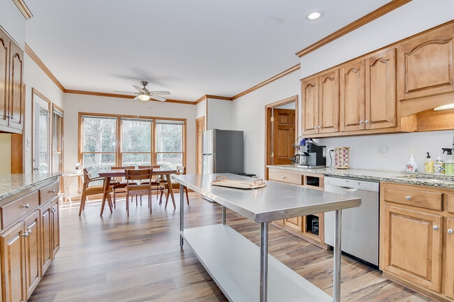 Building Photo - 4117 Knollcrest Cir N