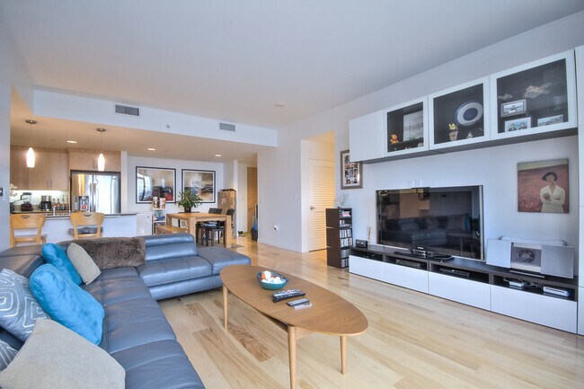 Building Photo - Gorgeous, Large 2 Bedroom Condo with Spect...