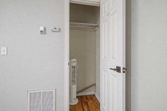 Building Photo - Adorable Studio in 1909 Building! Heart of Capitol Hill