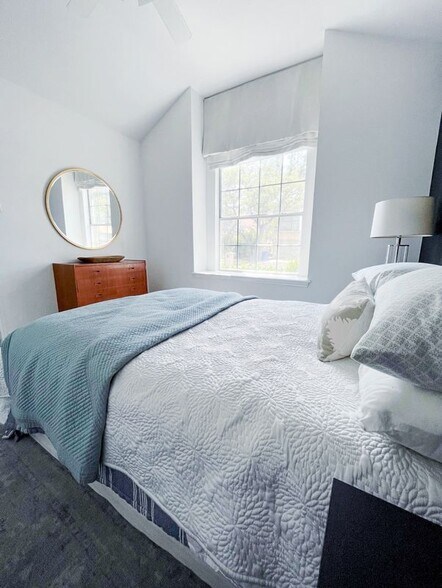 Building Photo - 14042 Oakhill Way