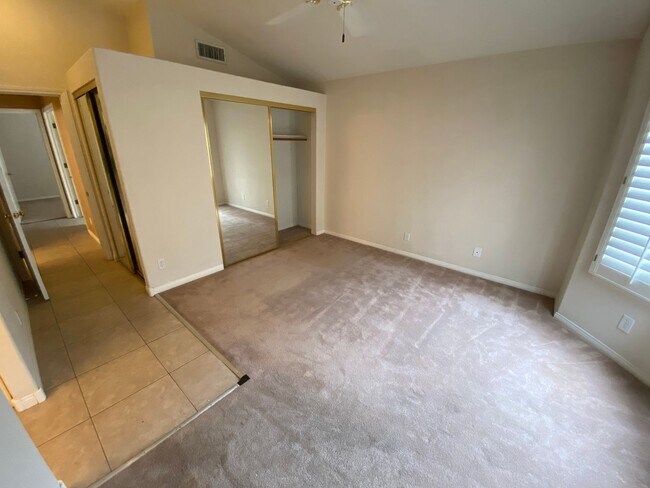 Building Photo - 2 bed/ 2 bath home located in Peccole Ranch
