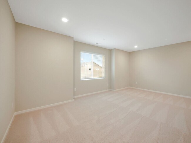 Building Photo - 4 Bed and 2.5 Bath Stunning Single-family ...