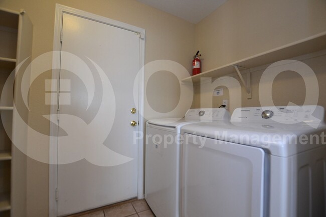 Building Photo - 699 E Springfield Pl