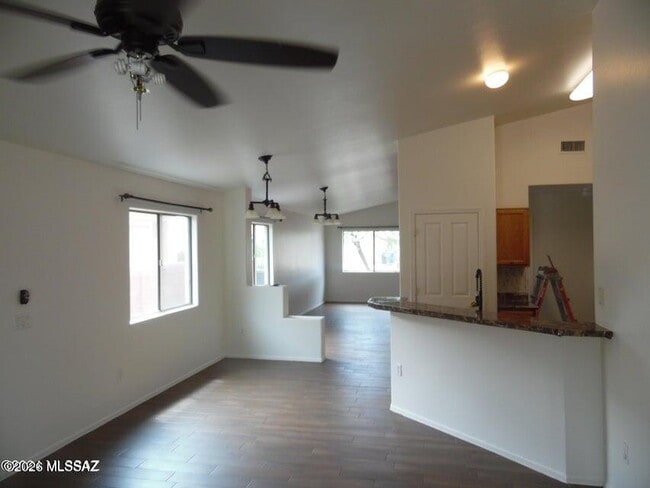 Building Photo - 7325 E Weeping Willow Dr